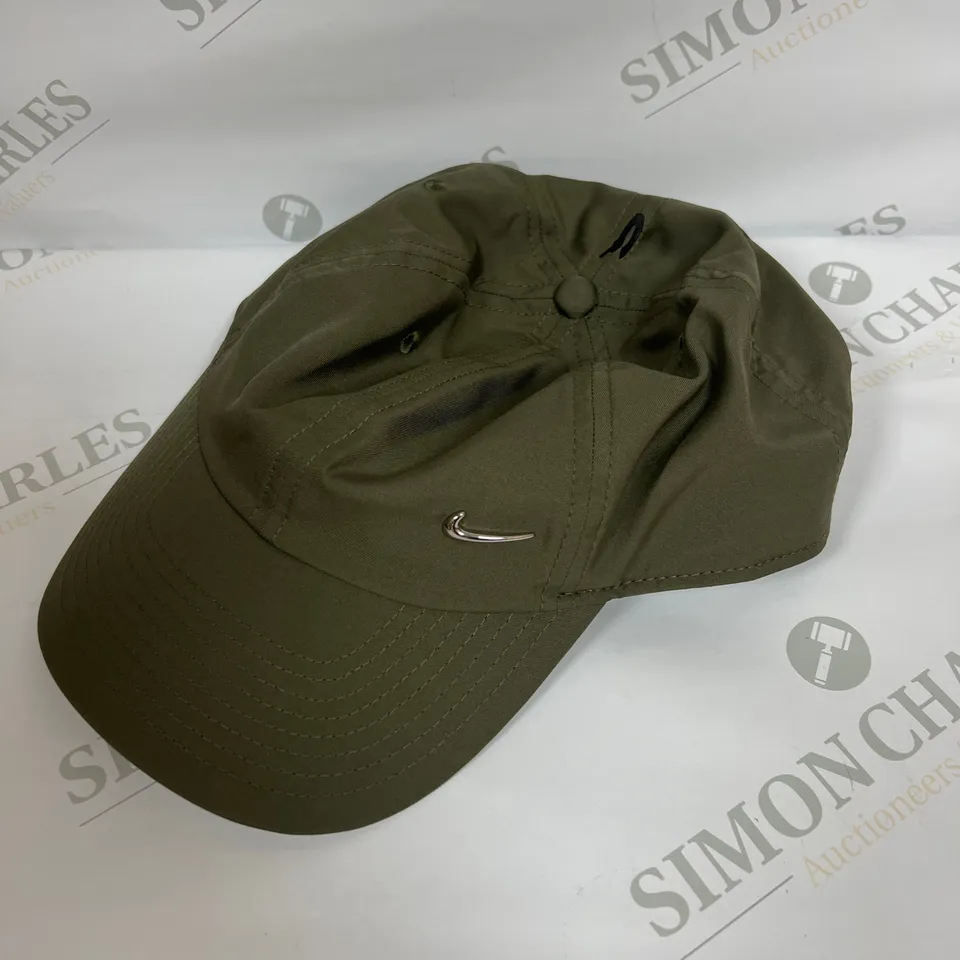 NIKE SPORTS LOGO CAP IN KHAKI 