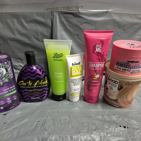 TOTE OF APPROXIMATELY 15 ASSORTED COSMETIC ITEMS TOO INCLUDE SHAMPOO'S, HAIR BRUSHES AND BODY SOUFFLE
