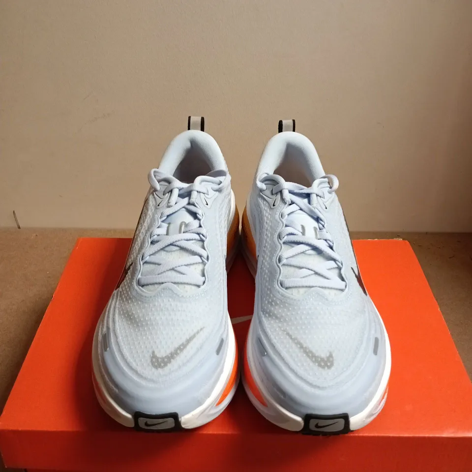 BOXED PAIR OF NIKE VOMERO PLUS TRAINERS – HYDROGEN BLUE/BLACK-WHITE, UK 8