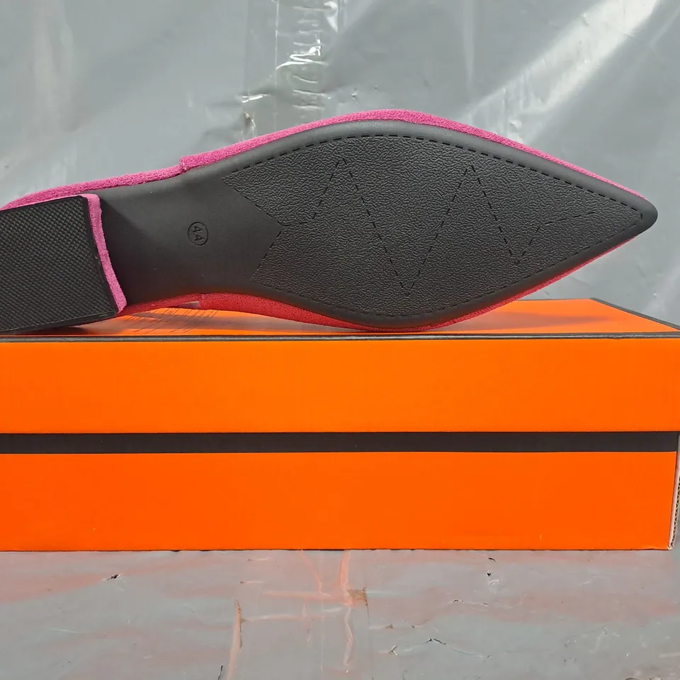 BOXED PAIR OF UNBRANDED POINTED TOE LOW HEEL SLINGBACK SHOES IN FUCHSIA W. SEQUIN/JEWEL EFFECT DETAIL SIZE EU 44