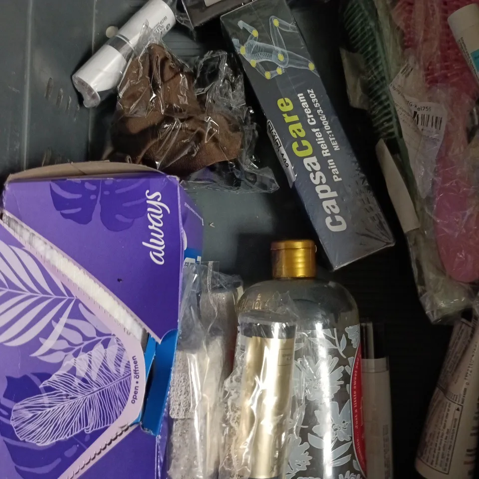 APPROXIMATELY 15 ASSORTED HEALTH & BEAUTY PRODUCTS TO INCLUDE PAIN RELIEF CREAM, TURMERIC SOAP, FOUNDATION ETC 