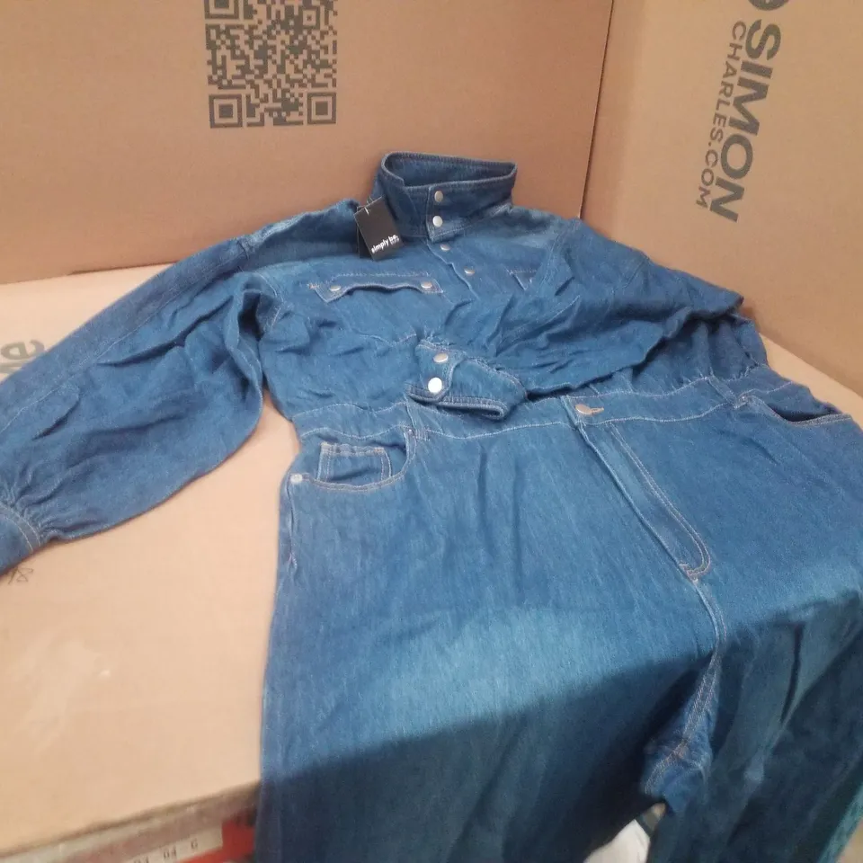 BOX CONTAINING APPROXIMATELY 6X BRAND NEW SIMPLY BE DENIM JUMPSUIT - COLOUR MID WASH - SIZE 22