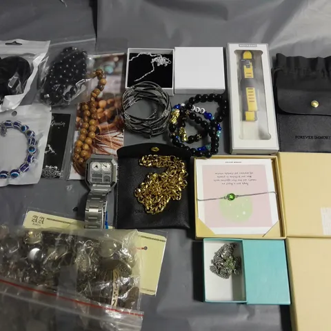 LOT OF ASSORTED JEWELLERY AND WATCH ITEMS TO INCLUDE RINGS, EARRINGS, NECKLACES AND WATCHES