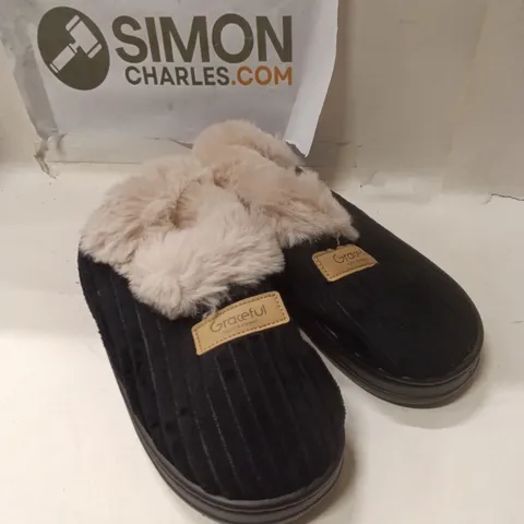 GRACEFUL BLACK CORDUROY SLIPPERS WITH FAUX FUR LINING β SIZE EU42-43