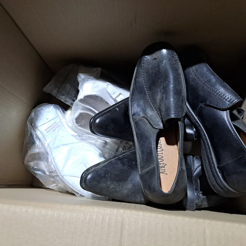 APPROXIMATELY 6 PAIRS OF ASSORTED SHOES TO INCLUDE FORMAL SHOES, TRAINERS, HEELS IN VARIOUS SIZES 
