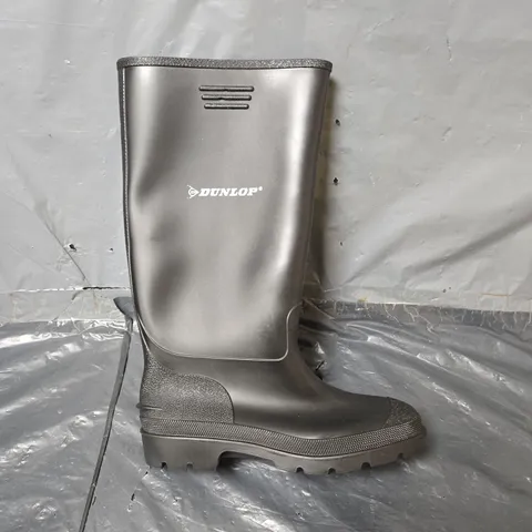 UNBOXED PAIR OF DUNLOP WELLIES IN BLACK - SIZE 7