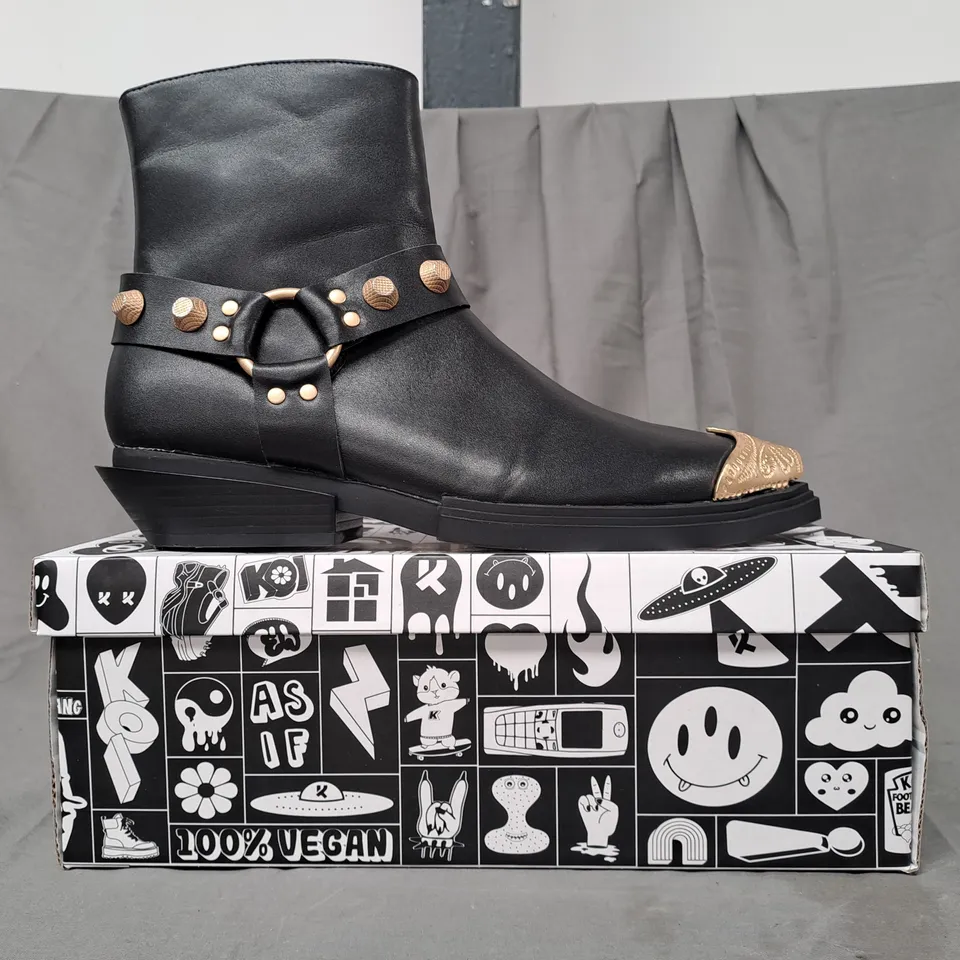 BOXED PAIR OF KOI COWBOY BOOTS IN BLACK/GOLD EFFECT UK SIZE 9