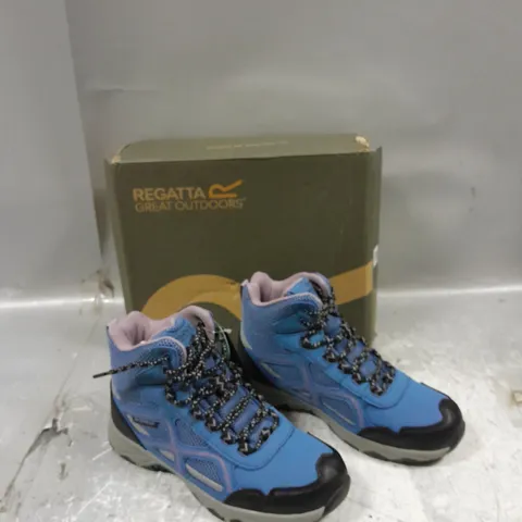 BOXED PAIR OF REGATTA GREAT OUTDOORS LADY VENDEAVOUR BOOT BLUE UK 4