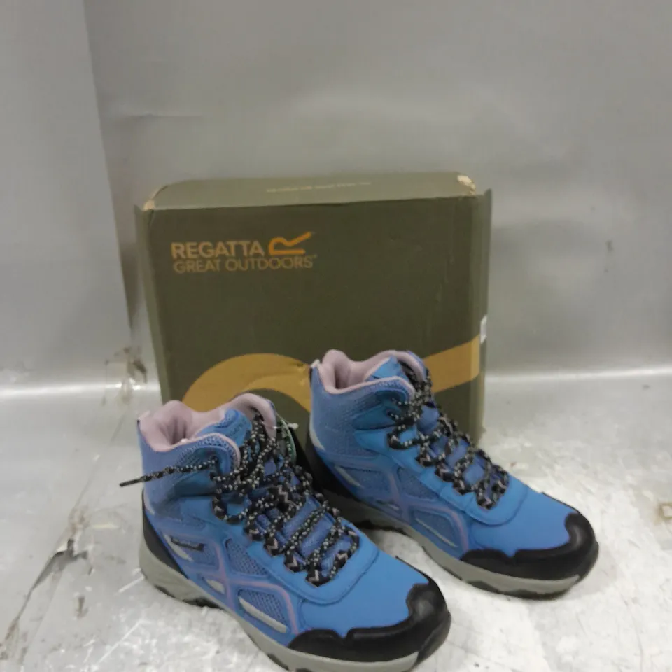 BOXED PAIR OF REGATTA GREAT OUTDOORS LADY VENDEAVOUR BOOT BLUE UK 4 