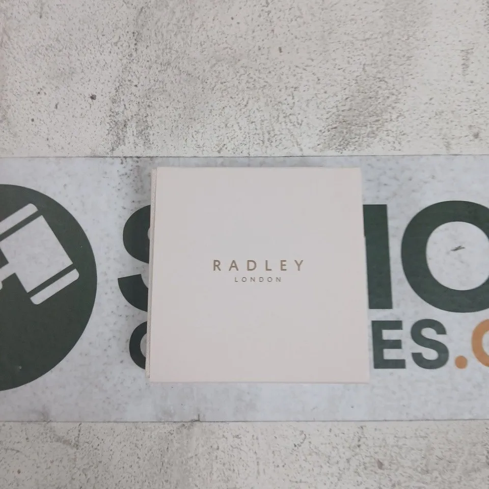 RADLEY LONDON NECKLACE – TRI-TONE RING PENDANT ON SILVER CHAIN