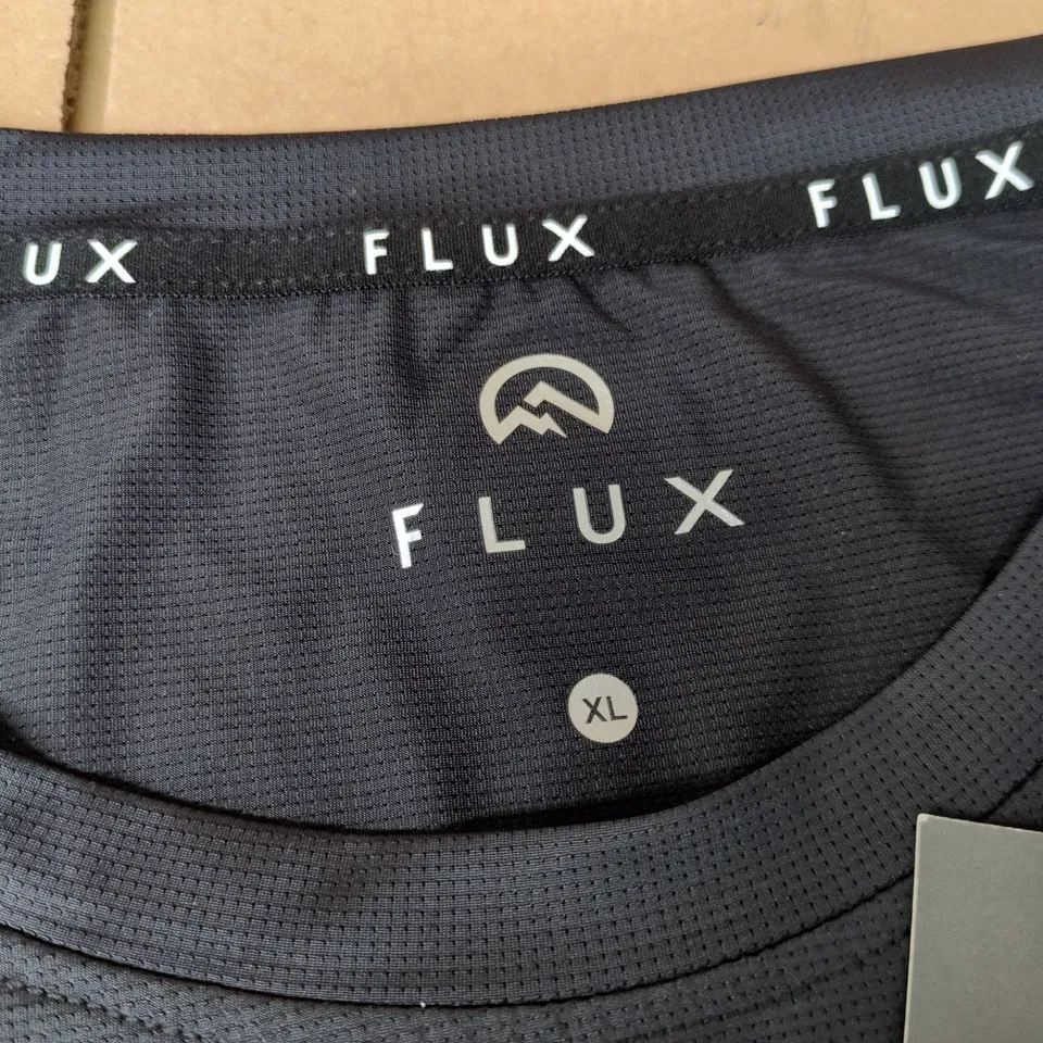 FLUX LEFT CHEST LOGO TEE IN BLACK - XL
