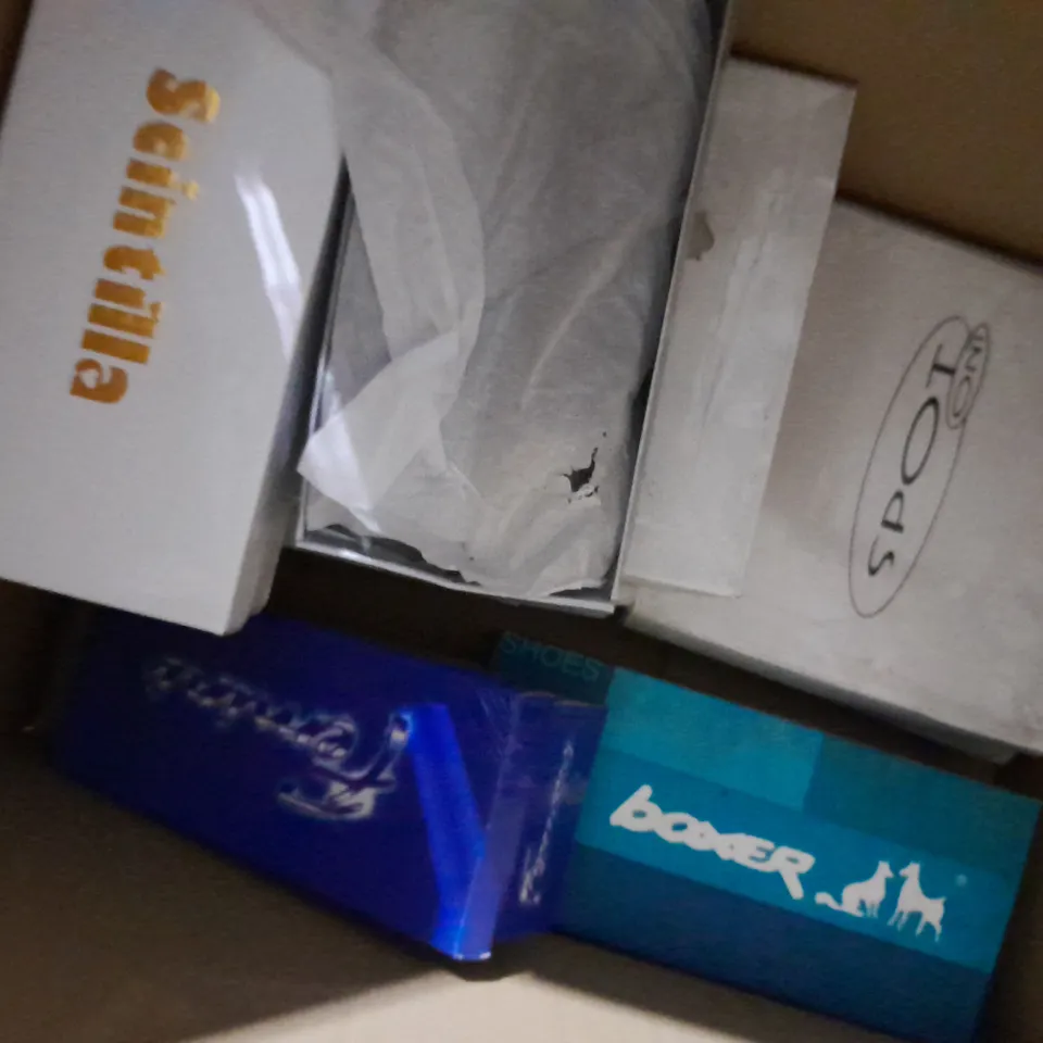 APPROXIMATELY 10 BOXED PAIRS OF ASSORTED SHOES IN VARIOUS STYLES AND SIZES 