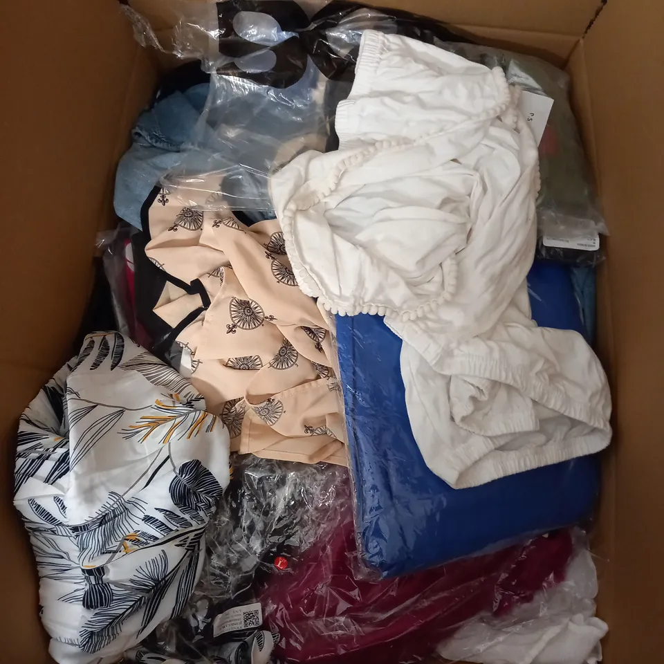 LARGE QUANTITY OF CLOTHING ITEMS TO INCLUDE DRESSES, SWEATERS, JEANS, T-SHIRTS, ETC