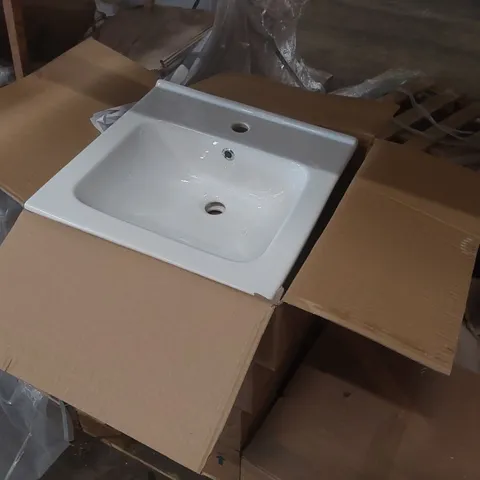 PALLET CONTAINING A LARGE QUANTITY OF BOXED LECICO SINKS