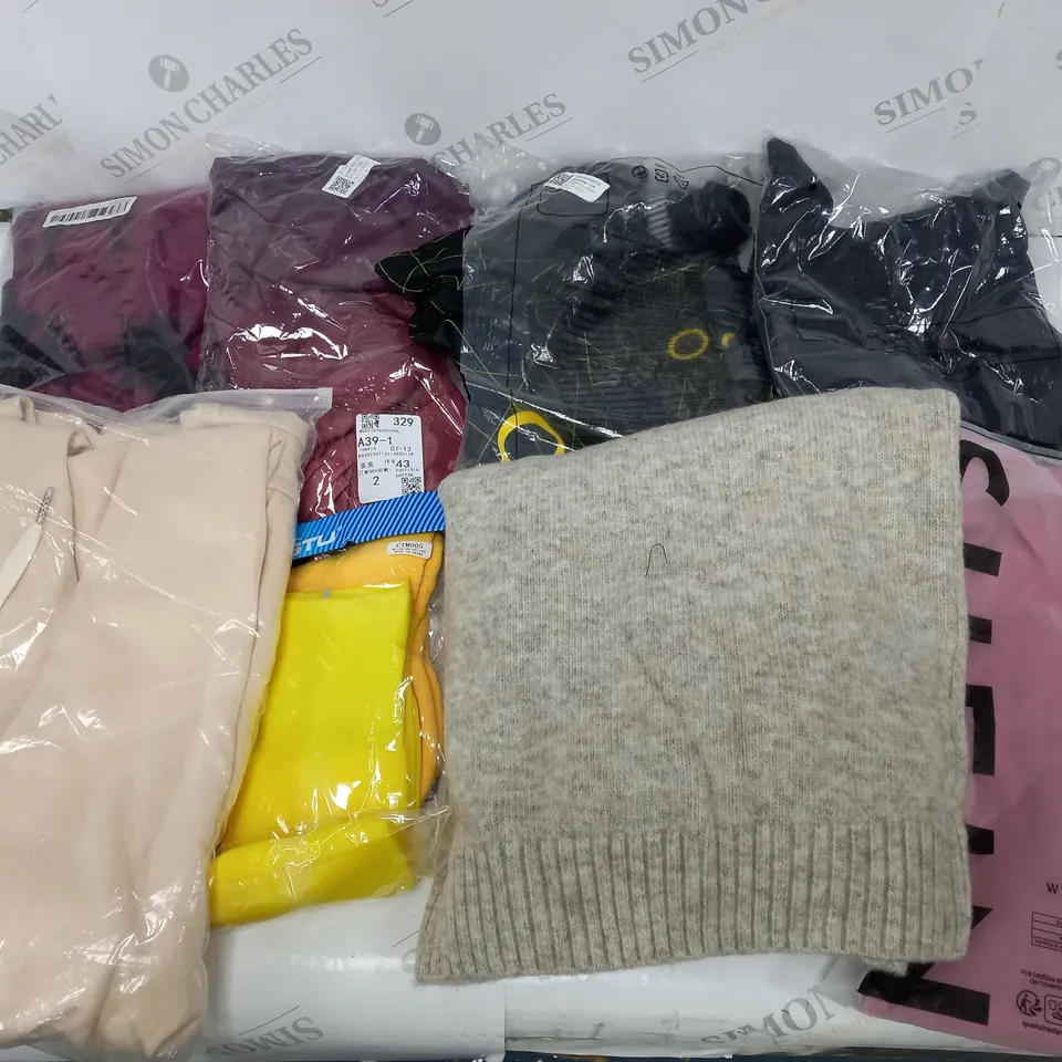 BOX OF APPROXIMATELY 25 ASSORTED CLOTHING PRODUCTS IN VARIOUS SIZES TO INCLUDE JUMPERS, SOCKS, DRESSES ETC 