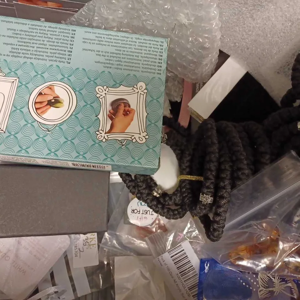 LOT OF APPROX 20 ASSORTED JEWELLERY ITEMS TO INCLUDE WATCHES, BRACELETS, POPPY BADGES, ETC 