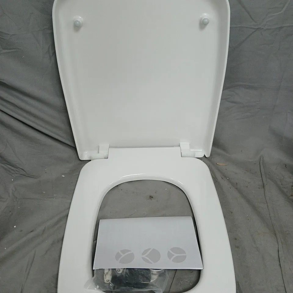 BOXED TOILET SEAT LID SOFT CLOSE