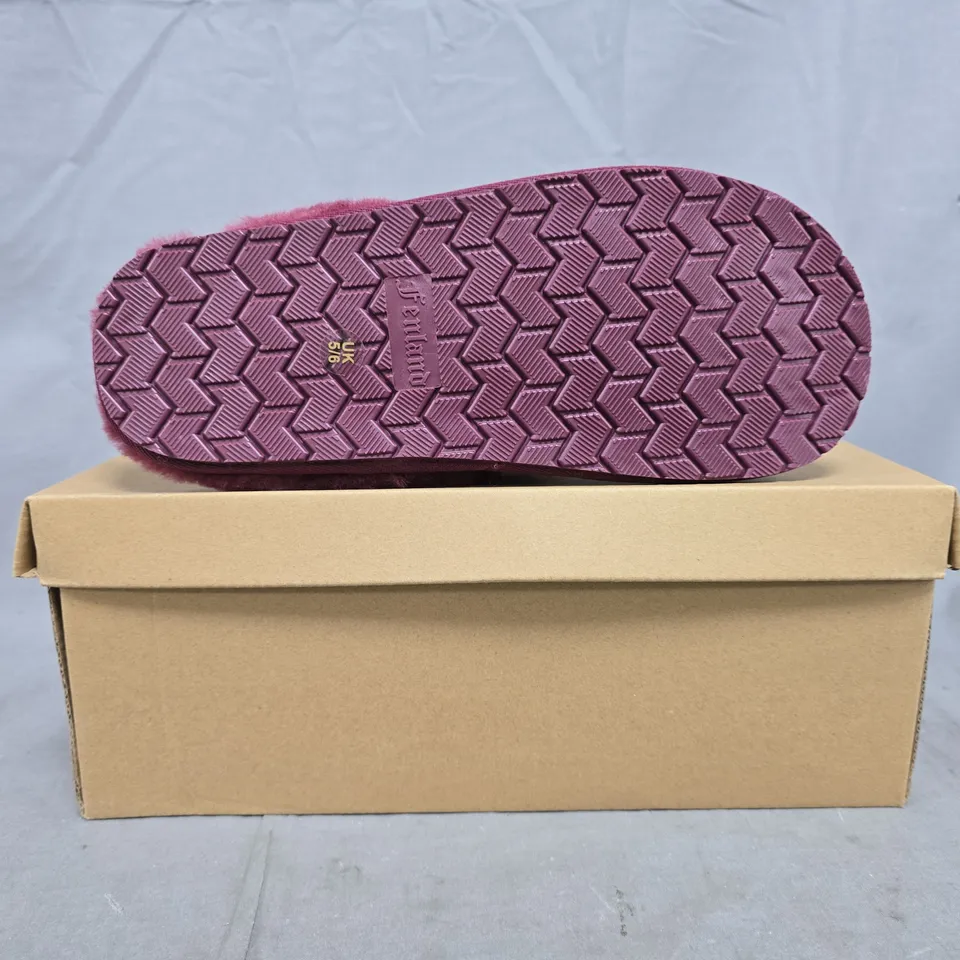 BOXED PAIR OF FENLAND WOMEN'S MULES IN BURGUNDY SIZE 5/6