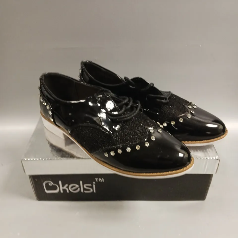 BOXED PAIR OF KELSI LACED SEQUINED SHOES IN BLACK - 4