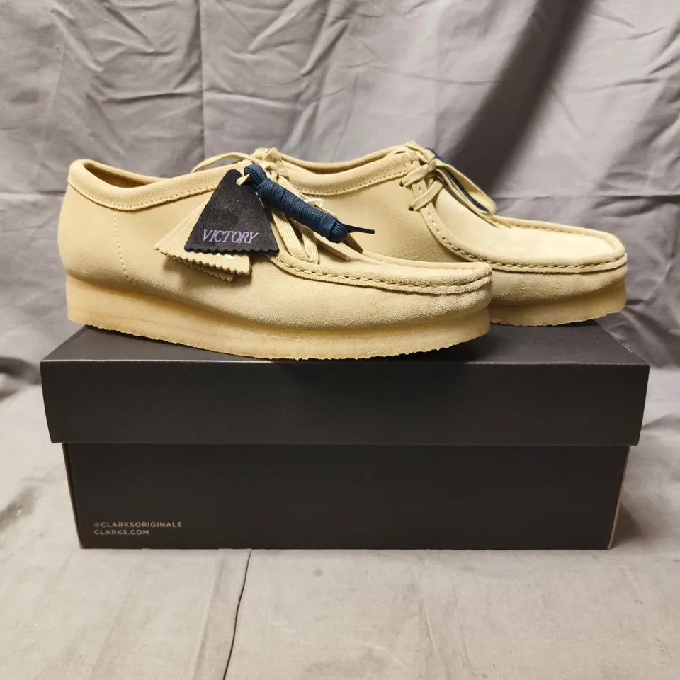 BOXED PAIR OF CLARKS ORIGINALS WALLABEE SHOES IN MAPLE SUEDE SIZE UK 9