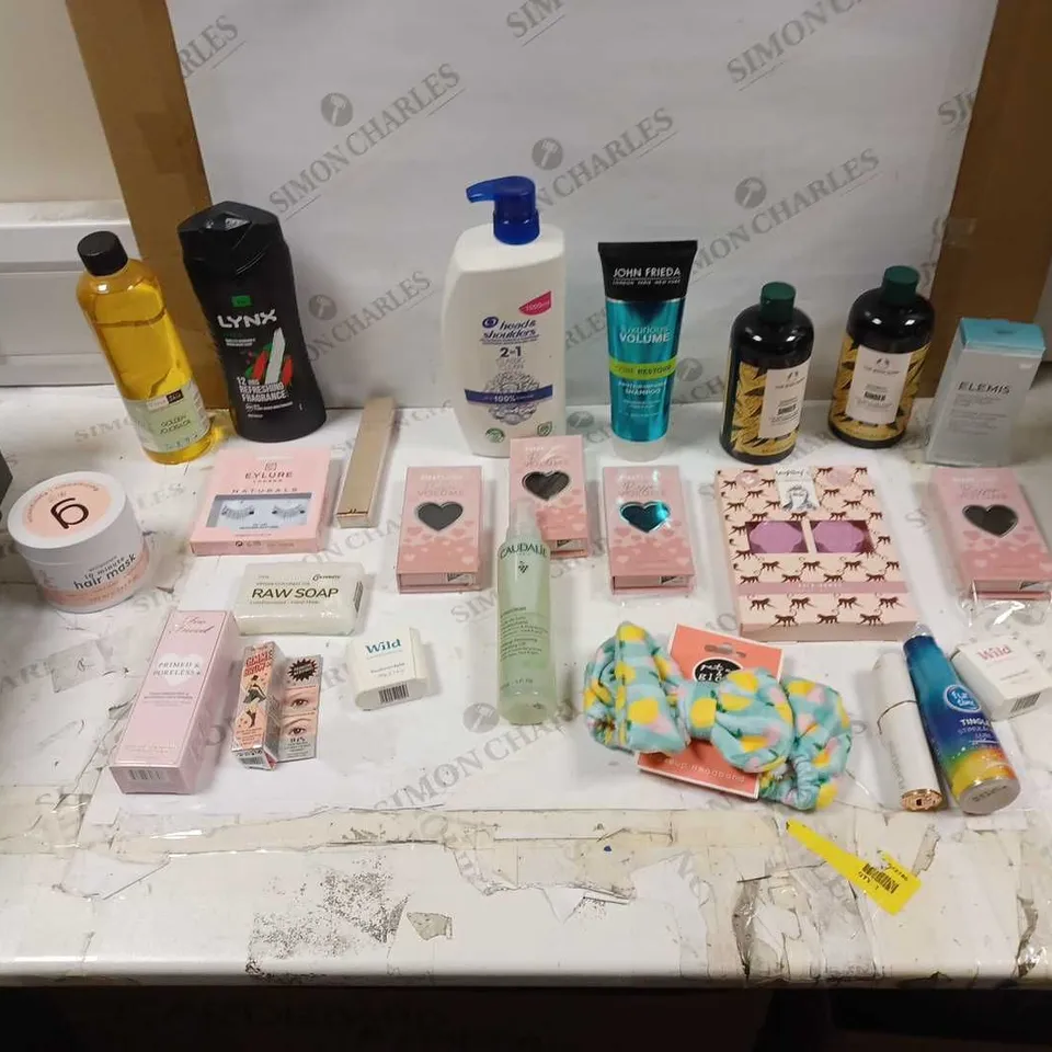 LOT OF APPROXIMATELY 20 HEALTH AND BEAUTY ITEMS TO INCLUDE HEAD AND SHOULDERS CLASSIC CLEAN, THE BODY SHOP GINGER ANTI DANDRUFF, AND FUN TIME TINGLE STIMULATING LUBE ETC. 