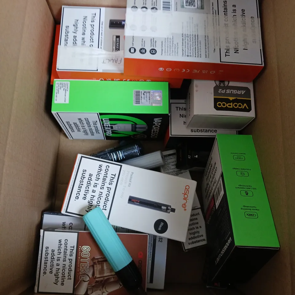 APPROXIMATELY 20 VAPES, E-CIGARETTES & ACCESSORIES TO INCLUDE - VOOPOO ARGUS XT MOD - LOST VAPE CENTAURUS - ASPIRE GOTEK X - ETC