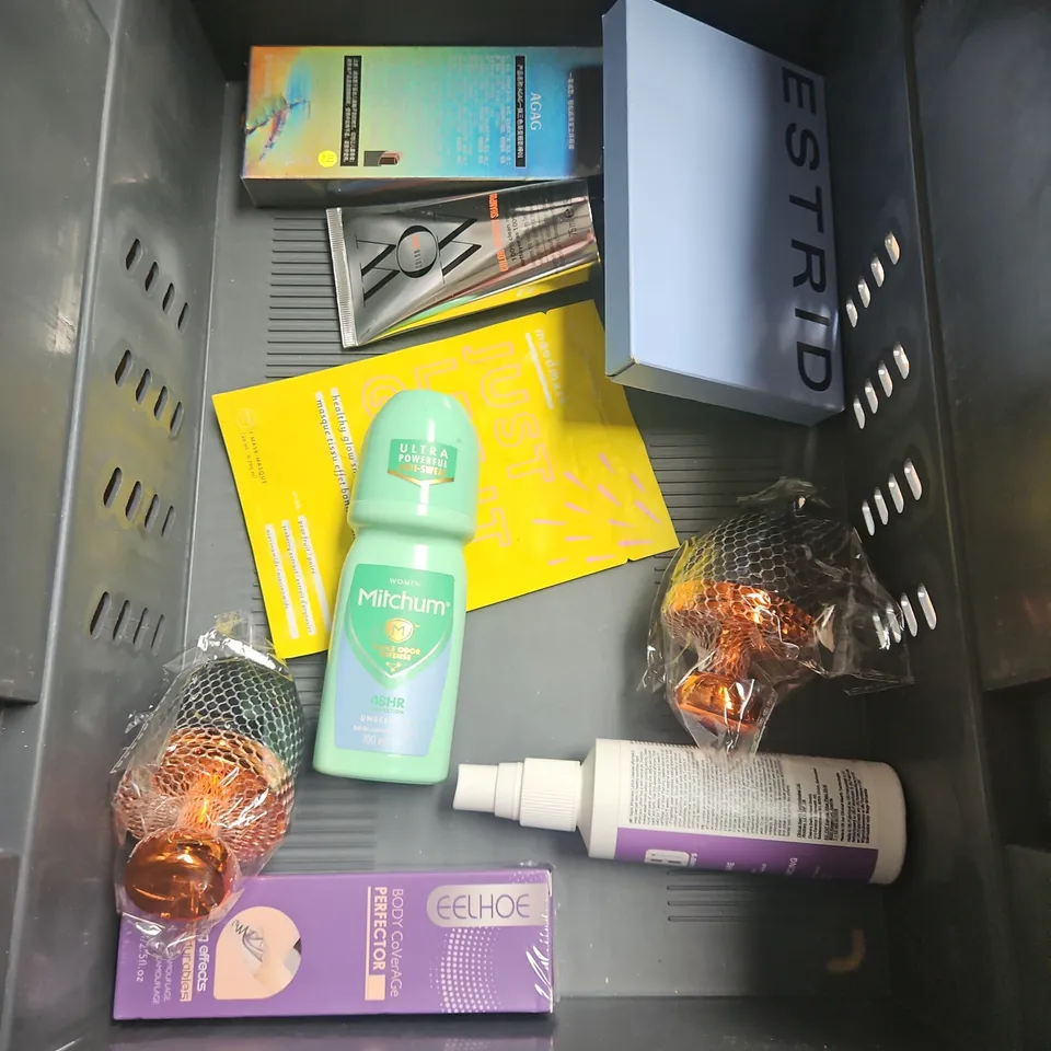 APPROXIMATELY 20 ASSORTED HEALTH & BEAUTY PRODUCTS TO INCLUDE - AKT DEODORANT BALM - CERAVE SMOOTHING CREAM - CURLSMITH IN-SHOWER STYLE FIXER - ETC