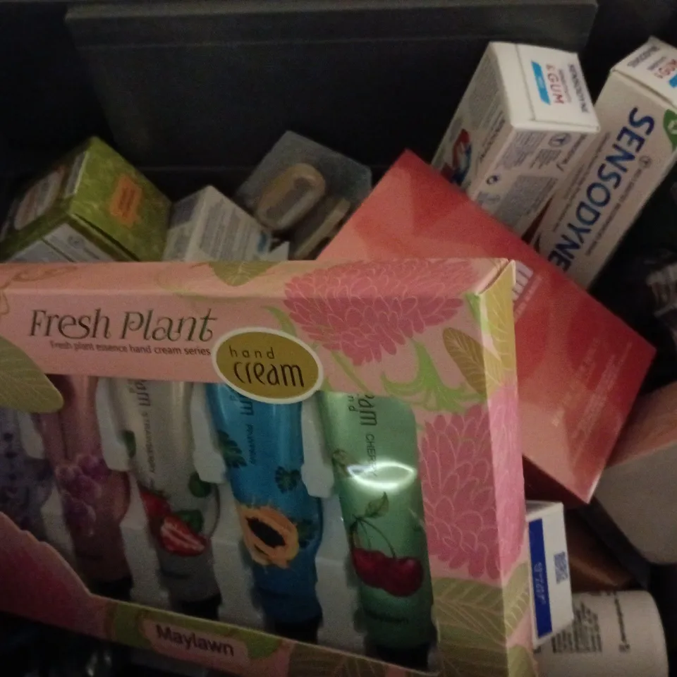 APPROXIMATELY 15 ASSORTED HEALTH & BEAUTY PRODUCTS TO INCLUDE BRIGHT INTENSIVE CREAM, PEACH MAMI, SENSODYNE TOOTHPASTE, ETC - COLLECTION ONLY