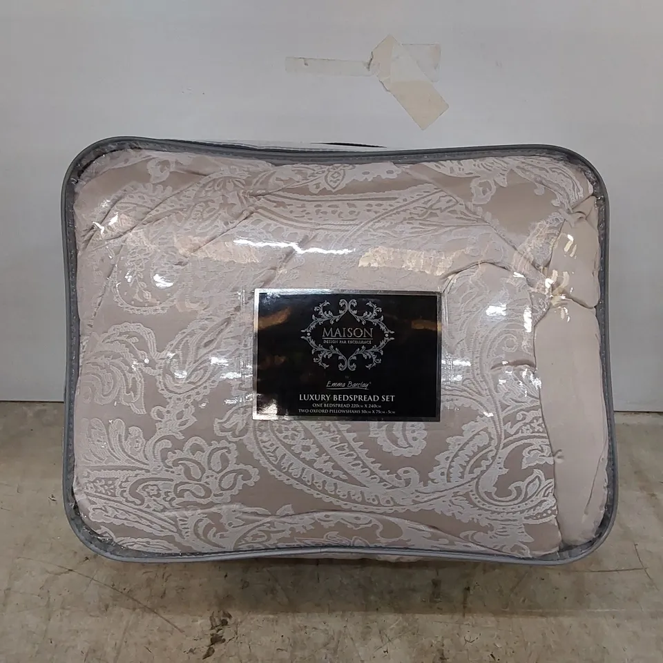 BAGGED MAISON DUTCHESS LUXURY BEDSPREAD SET (1 ITEM)