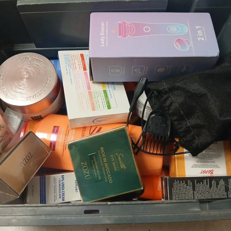 APPROXIMATELY 15 ASSORTED HEALTH & BEAUTY PRODUCTS TO INCLUDE LOREAL ELVIVE CONDITIONER, LADY SHAVER, RITUALS BODY SCRUB, ETC - COLLECTION ONLY