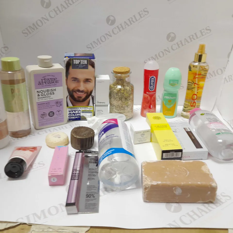 BOX OF APPROX 20 ASSORTED COSMETIC ITEMS TO INCLUDE SOAPS, PERFUMES AND SHAMPOOS