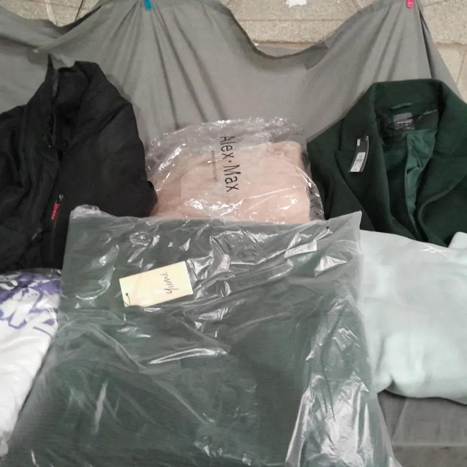 LARGE BOX OF ASSORTED CLOTHING ITEMS IN VARIOUS STYLES, COLOURS AND SIZES