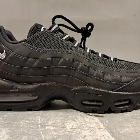 BOXED PAIR OF NIKE AIR MAX 95 SHOES IN BLACK UK SIZE 8