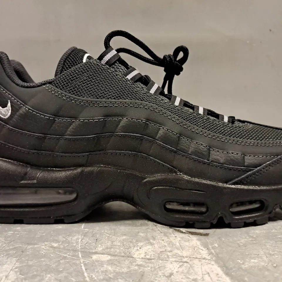 BOXED PAIR OF NIKE AIR MAX 95 SHOES IN BLACK UK SIZE 8