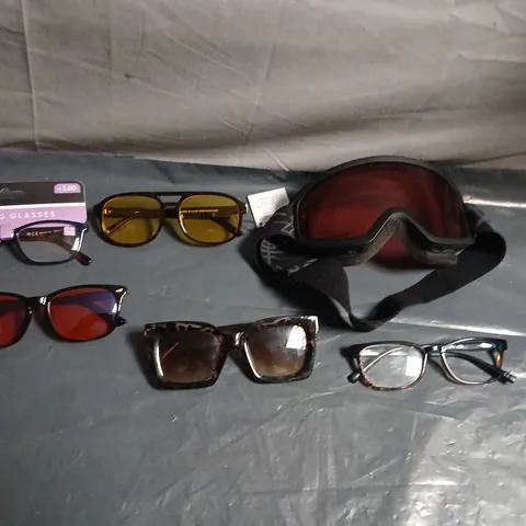 LARGE QUANTITY OF ASSORTED GLASSES AND ACCESSORIES