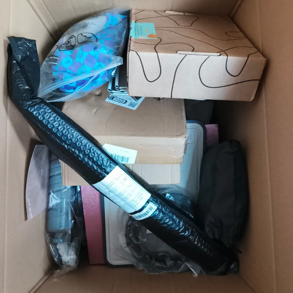 LOT OF ASSORTED HOUSEHOLD GOODS TO INCLUDE WOOL, FOOD TRAYS AND DOG COAT