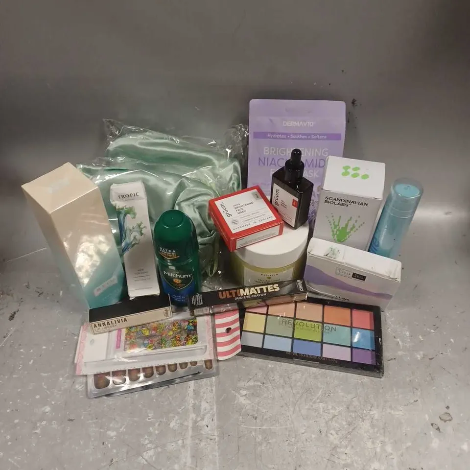 APPROXIMATELY 20 ASSORTED COSMETIC ITEMS TO INCLUDE - SCANDINAVIAN BIOLABS BIO-PILIXIN CONDITIONER - REVOLUTION SHADOW PALETTE - TROPIC BLEMISH CLEARING MASK - ETC