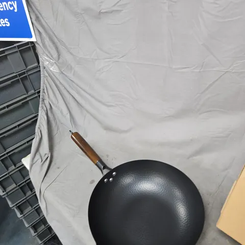 FRYING PAN WITH WOODEN HANDLE