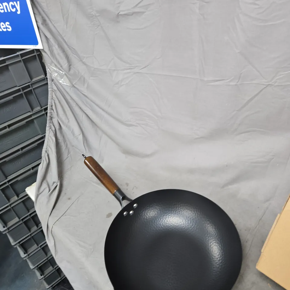 FRYING PAN WITH WOODEN HANDLE