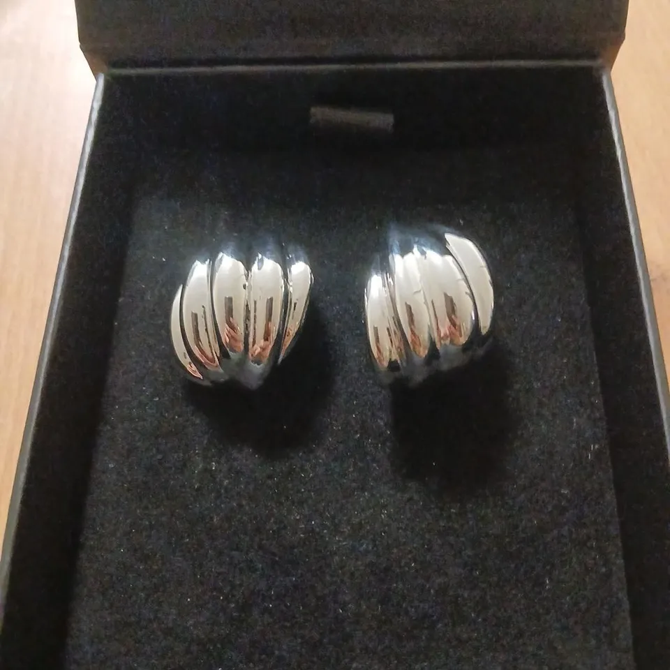 MALIKA CHUNKY BOLD STUD EARRINGS 
