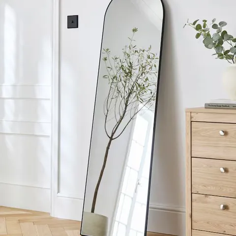SLIM ARCHED LEANER MIRROR - BLACK
