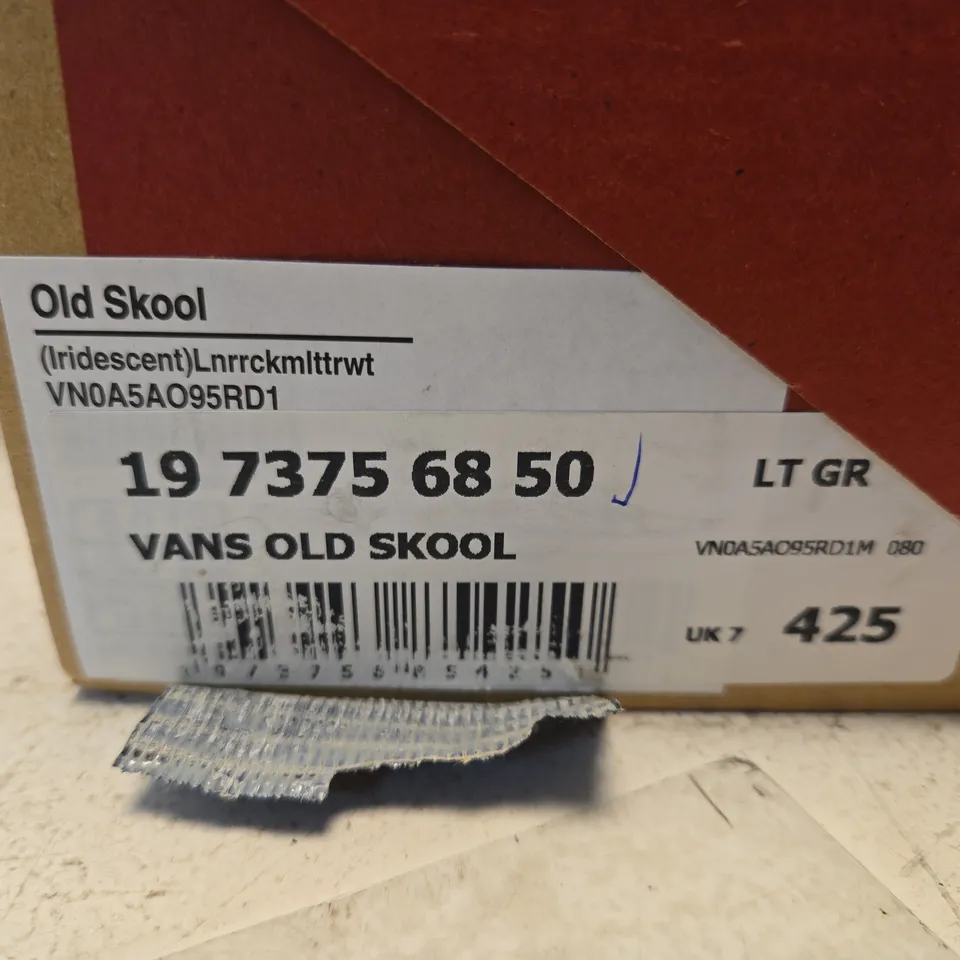 BOXED PAIR OF VANS OLD SKOOL SNEAKERS – UK SIZE 7