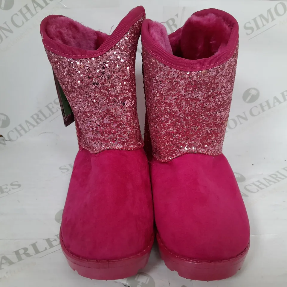 24 PAIRS OF LAMBADA 323 BOOTS IN FUSCHIA IN ASSORTED SIZES