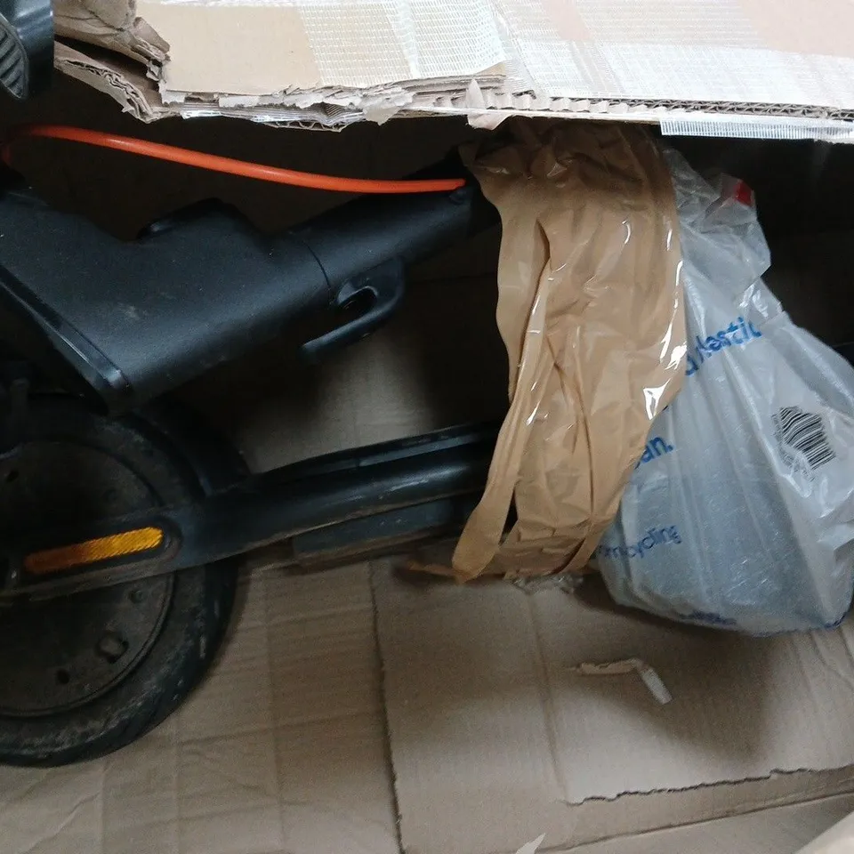 BOXED SEGWAY NINEBOT KICKSCOOTER F2 PRO E ELECTRIC SCOOTER - COLLECTION ONLY 