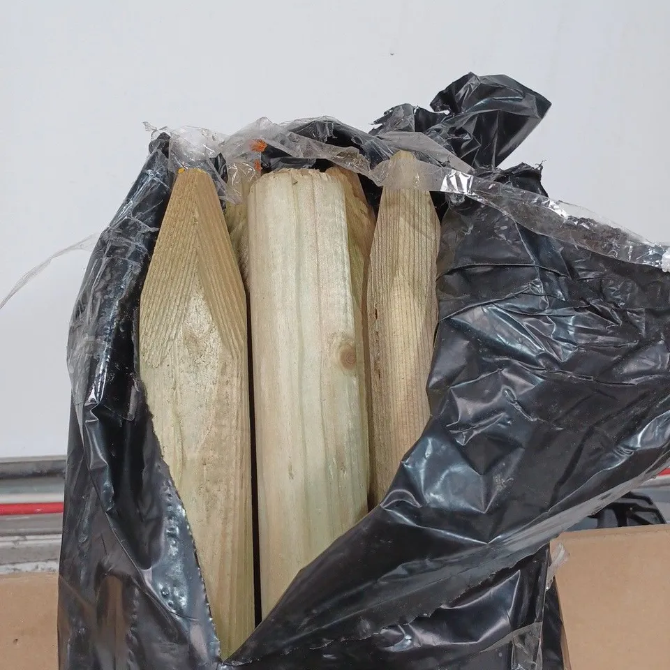 BAG OF APPROX 10 1.2M ROUND WOODEN FENCE POST STAKES [COLLECTION ONLY]