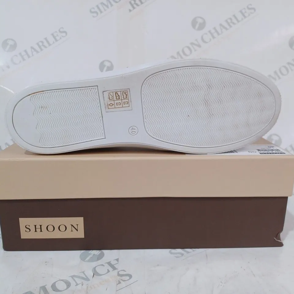 BOXED PAIR OF SHOON EIDOLON TRAINERS IN OFF WHITE SIZE 7