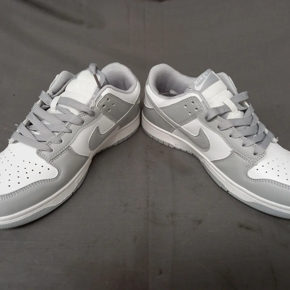 BOXED PAIR OF NIKE SHOES IN GREY/WHITE UK SIZE 7
