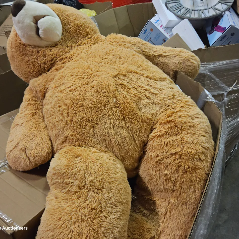 PALLET OF ASSORTED ITEMS INCLUDING LARGE SOFT TEDDY BEAR, BABY BATH.