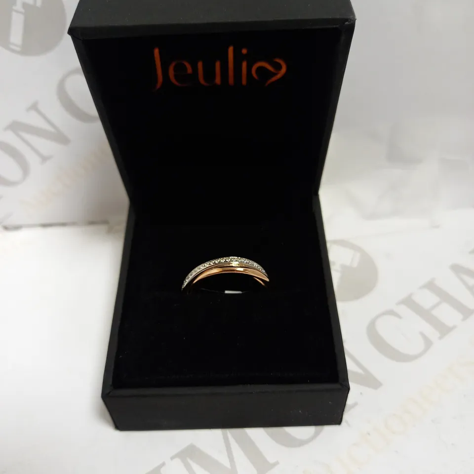 JEULIA SILVER AND GOLD EFFECT TWISTED BAND RING - SIZE Q1/2