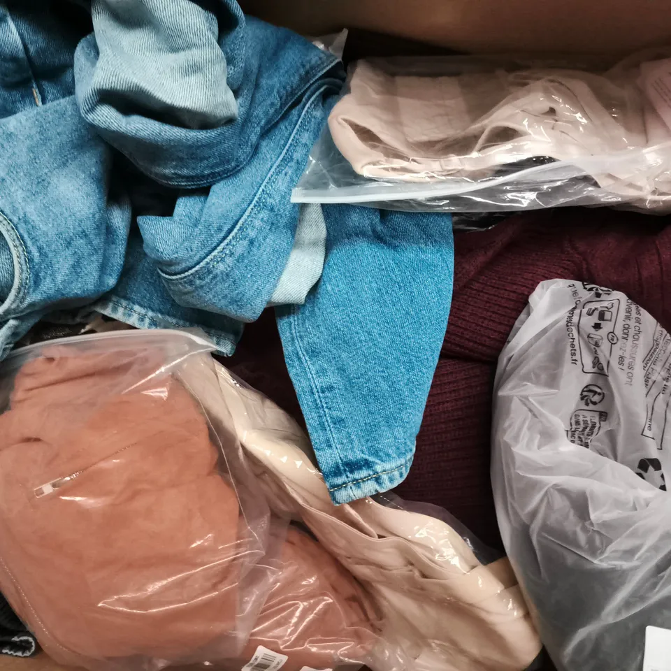 APPROXIMATELY 20 ASSORTED CLOTHING AND FASHION PRODUCTS IN VARIOUS STYLES AND SIZES - COLLECTION ONLY